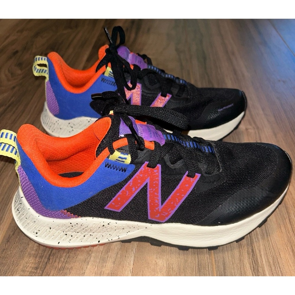 Womens New Balance Tennis Shoes, Sz 6.5‎